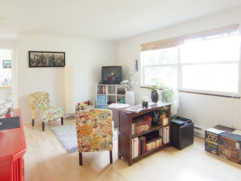 Living Room -  2831 SE Ash - SE Portland apartment for rent